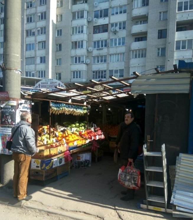 На вулиці Київській демонтують два кіоски, які перешкоджають руху тернополян (ФОТО)