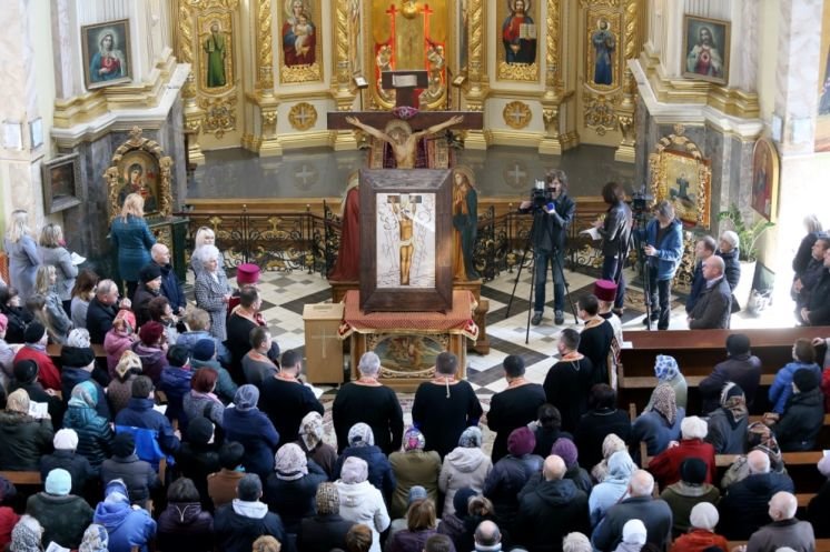 До Архикатедрального Собору Тернополя привезли копію чудотворної ікони «Розп’яття Спасителя» (ФОТО)