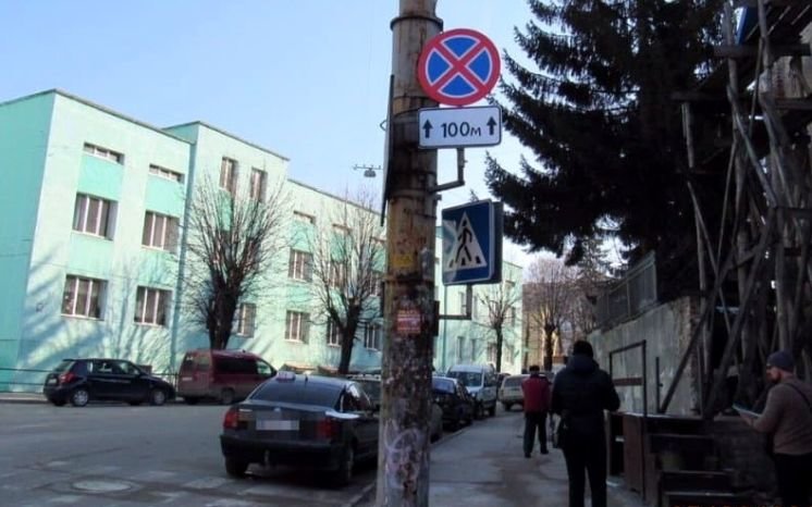 На яких вулицях Тернополя інспектори виявили найбільшу кількість порушень правил паркування авто?