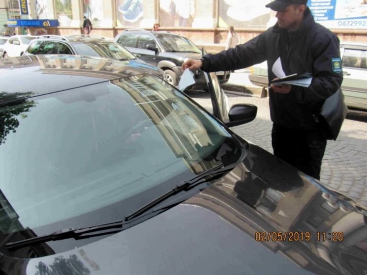 У Тернополі водіям винесли майже 900 адмінпостанов за паркування в заборонених місцях