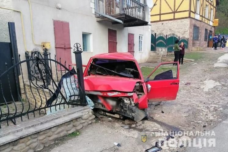 На Тернопільщині водій на авто врізався у бетонну огорожу