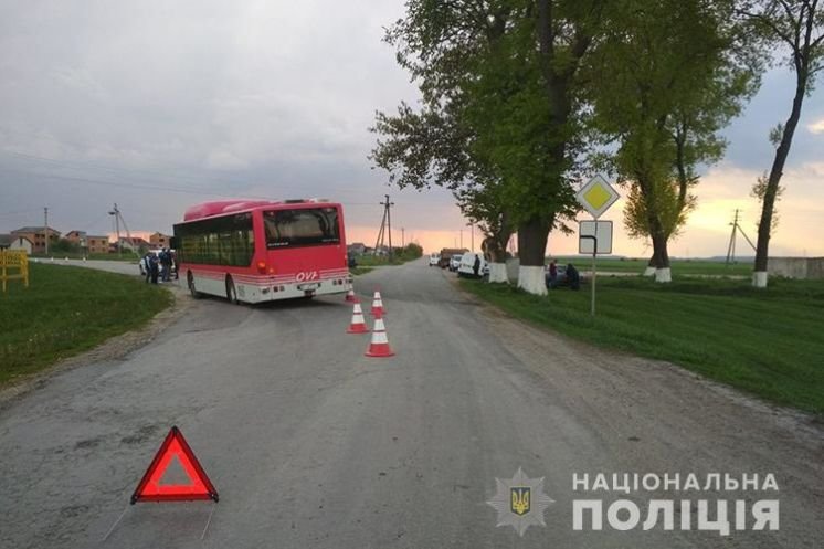 На Тернопільщині зіткнулися автобус та легковик: водія засліпило сонце (ФОТО)