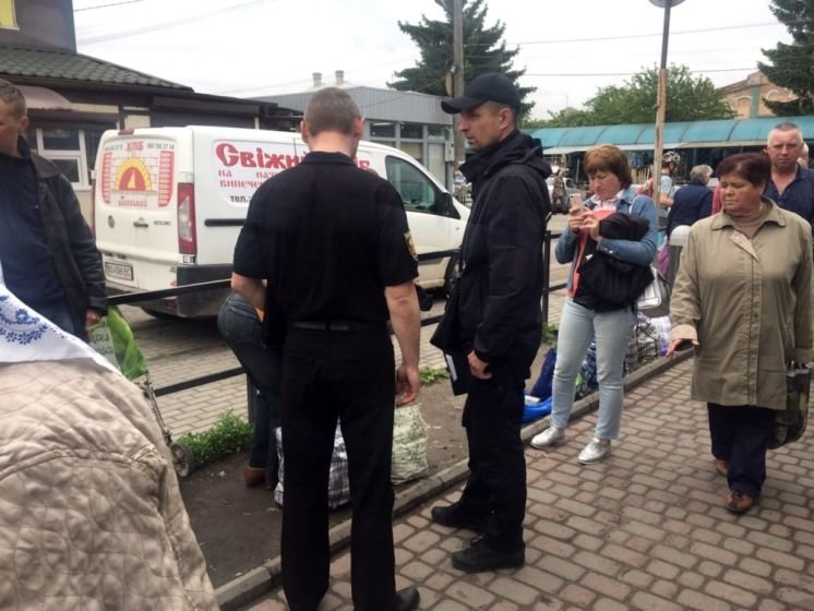 Муніципали взялися за «тротуарну» торгівлю у Тернополі (ФОТО)