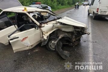 У ДТП на Тернопільщині з понівечених авто врятували троє людей (ФОТО)