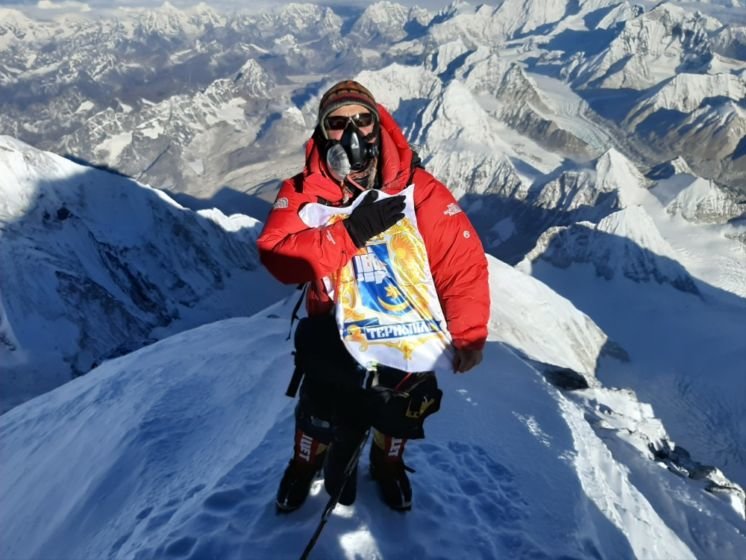 Герб Тернополя замайорів на найвищій вершині земної кулі – на Евересті в Гімалаях (ФОТО)