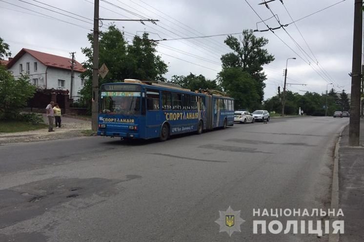 Жінка, яку у Тернополі переїхав тролейбус, померла в лікарні (ФОТО)