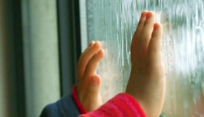 У Тернополі з вікна багатоповерхівки випала дитина