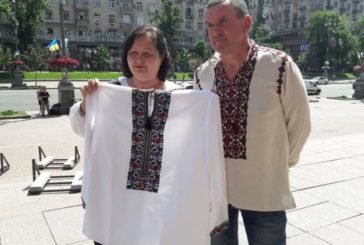 Майстрині Борщівщини вишили і передали сорочку для кримського політв'язня Володимира Балуха (ФОТО)