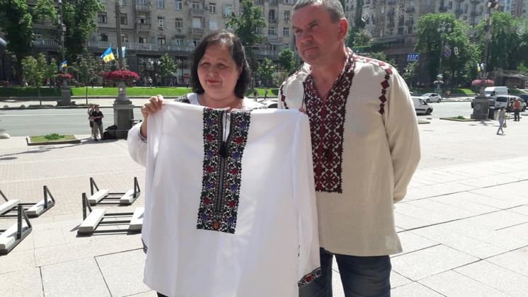 Майстрині Борщівщини вишили і передали сорочку для кримського політв’язня Володимира Балуха (ФОТО)