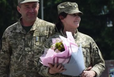 У Тернополі під час шикування військовослужбовець освідчився своїй коханій (ФОТО)