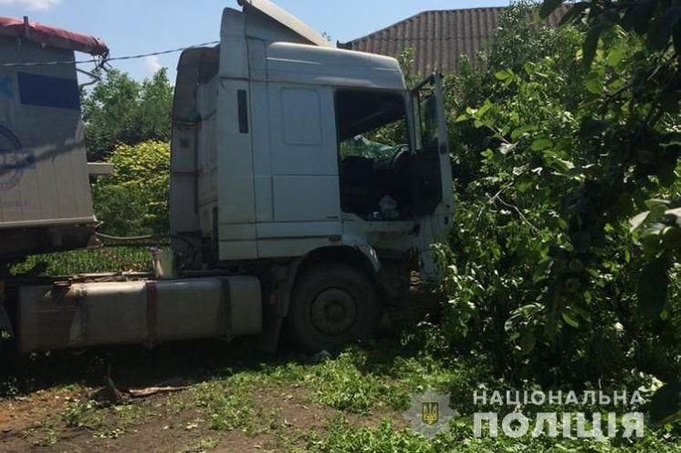 На Тернопільщині водій на вантажівці МАН протаранив огорожу, зніс електроопору та врізався у дерево (ФОТО)