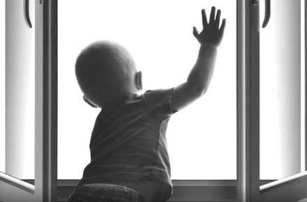 У Тернополі з вікна другого поверху випала півторарічна дитина: стан важкий