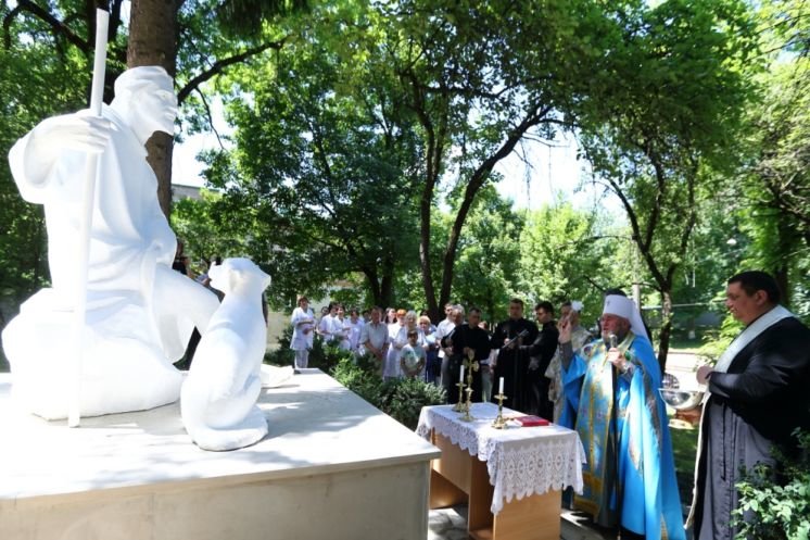 Біля Тернопільської міської лікарні швидкої допомоги встановили пам’ятник Святому Роху – захиснику від епідемій (ФОТО)