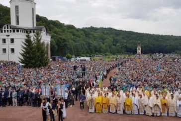 У Зарваниці за Україну молилися десятки тисяч паломників (ФОТО, ВІДЕО)