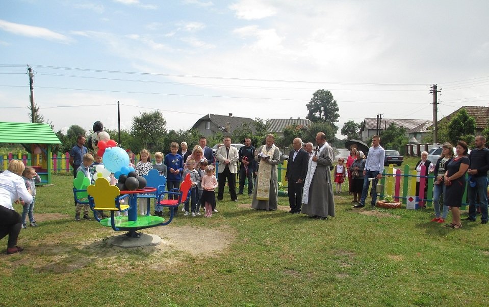 У селі Пишківці на Тернопільщині облаштували дитячий майданчик