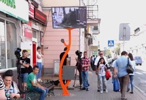 У Тернополі на зупинці «Євроринок» встановили новий мультимедійний монітор