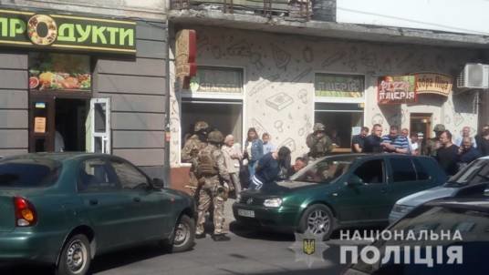 У Тернополі на вулиці Богдана Хмельницького оперативники затримали групу іноземців (фото)