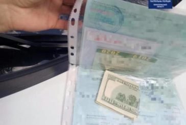 Житель Тернопільщини пропонував патрульним 100 доларів, щоб уникнути відповідальності за керування у нетверезому стані