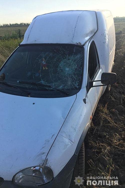 Кинув авто в полі та втік: встановили особу водія, який збив маму з маленькими дітьми (ФОТО)