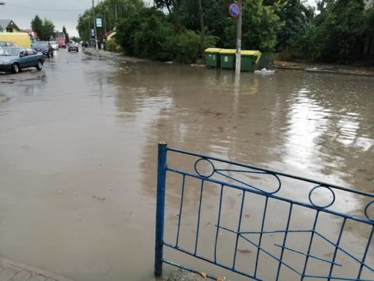 Села без світла, затоплені авто та зірвані дахи: на Тернопільщині рятувальники ліквідовують наслідки негоди (фото)