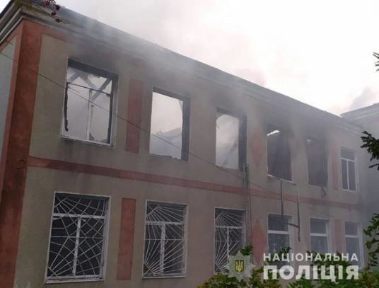 Масштабна пожежа школи на Тернопільщині: знищено покрівлю даху, приміщення спортзалу та комп’ютерного класу (ФОТО)