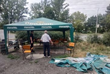 У Тернополі на вулиці Лук’яновича комунальники знесли незаконно втановлену палатку
