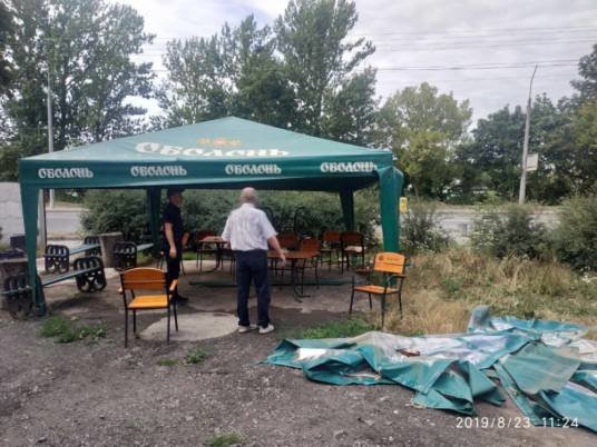 У Тернополі на вулиці Лук’яновича комунальники знесли незаконно втановлену палатку