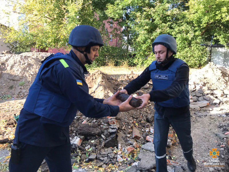 У Тернополі на подвір’ї школи знайшли більше сотні снарядів (ФОТО)