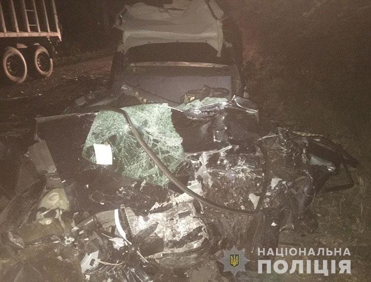 На Тернопільщині водій на ВАЗ загинув врізавшись у автопоїзд (ФОТО)