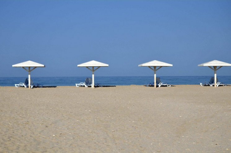 Окупанти відбирають у відпочивальників пляжі в Криму