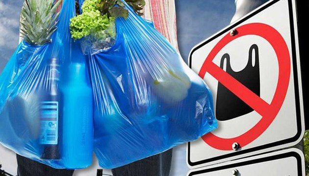 Чи заборонять у нас пластикові пакети?