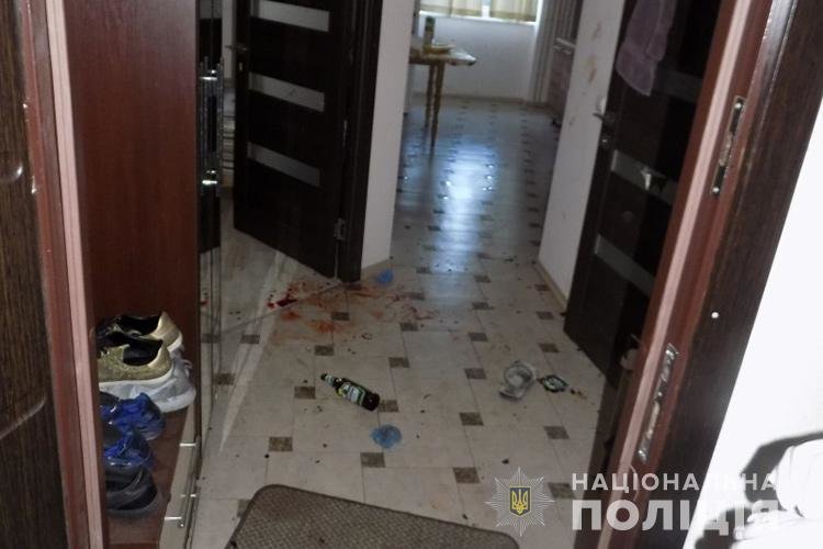 Безлад у квартирі та залита кров’ю підлога: троє студентів-іноземців побили та пограбували африканця (ФОТО)