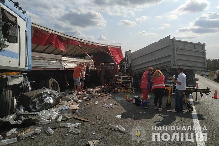 Поблизу Тернополя чергова смертельна аварія: не розминулися дві вантажівки (ФОТО)