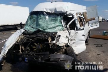 Поблизу Тернополя пасажирський бус зіткнувся з вантажівкою (ФОТО, ВІДЕО)