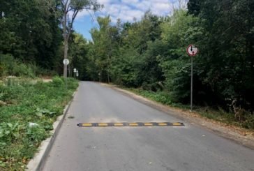 На вулиці Чумацькій у Тернополі встановили обмежувачі швидкості, дорожні знаки та дзеркала (ФОТО)