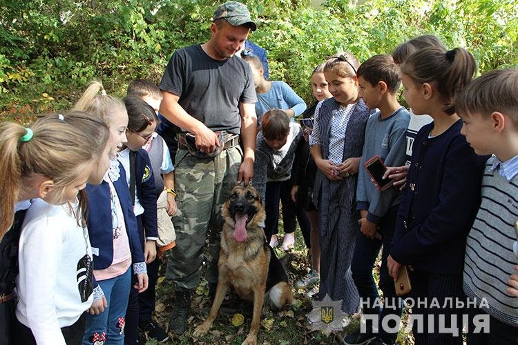 Тернопільським школярам показали, як працюють помічники поліцейських – службові собаки (ФОТО)