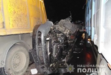 У ДТП на Тернопільщині водій на Audi застряг між двома вантажівками (ФОТО)