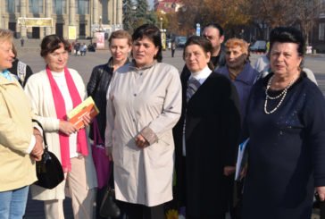 «Рак грудей - не вирок. Головне - не зволікати»: на вулицю Тернополя вийшли жінки, які подолали цю важку недугу
