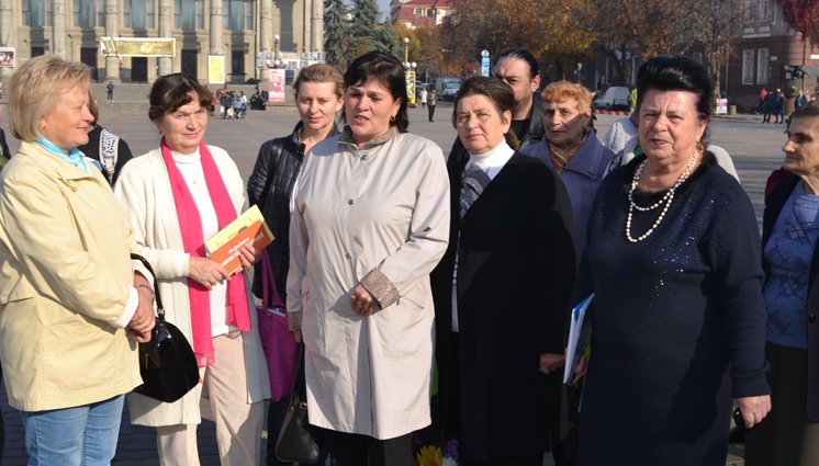 «Рак грудей – не вирок. Головне – не зволікати»: на вулицю Тернополя вийшли жінки, які подолали цю важку недугу