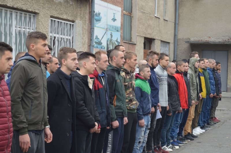 Понад 40 юнаків з Тернопільщини урочисто провели на строкову військову службу