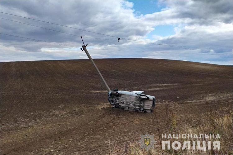 На Тернопільщині легківка вилетіла в поле та врізалась у електроопору (ФОТО)