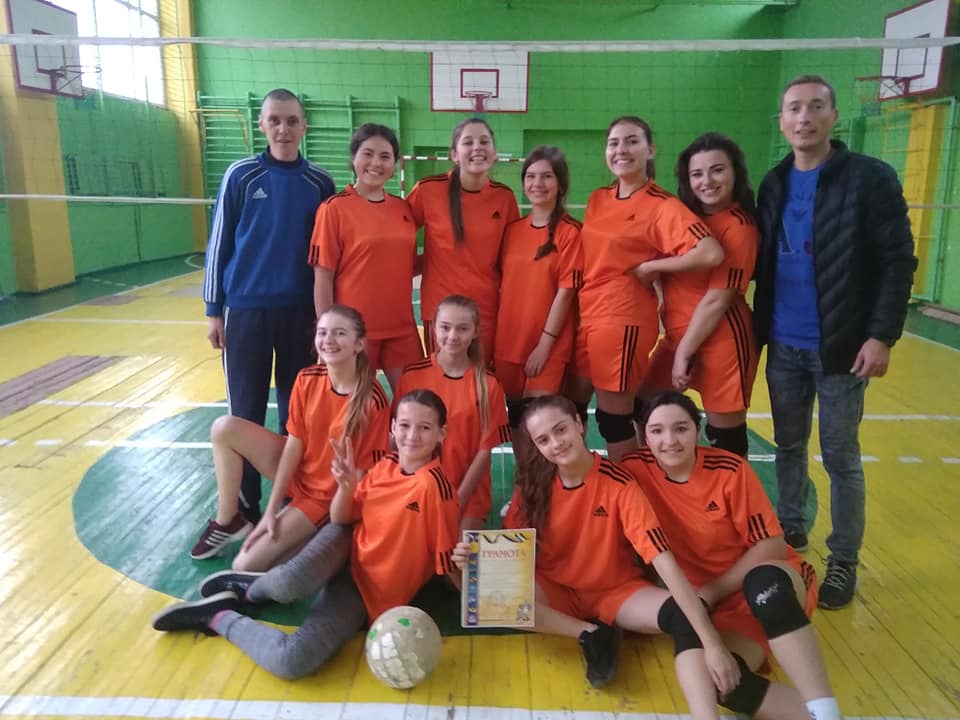 Спортивні ігри школярів Козівщини на Тернопільщині з волейболу серед дівчат виграла команда Козлівської ЗОШ