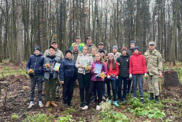 У Залозецькому лісництві на Тернопільщині школярі допомогли висаджувати модрину японську (ФОТО)