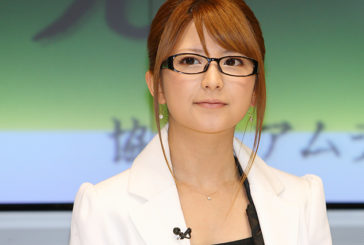 Японкам заборонили носити окуляри на роботі