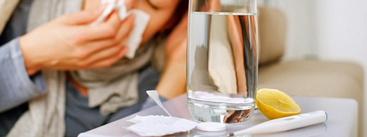 Як вилікувати застуду та грип без ліків? Пити якомога більше рідини та вітаміну С – найдієвіші народні поради проти застуди
