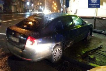 У центрі Тернополя п’яний водій зніс огорожу, світлофор та перекинувся (ФОТО)