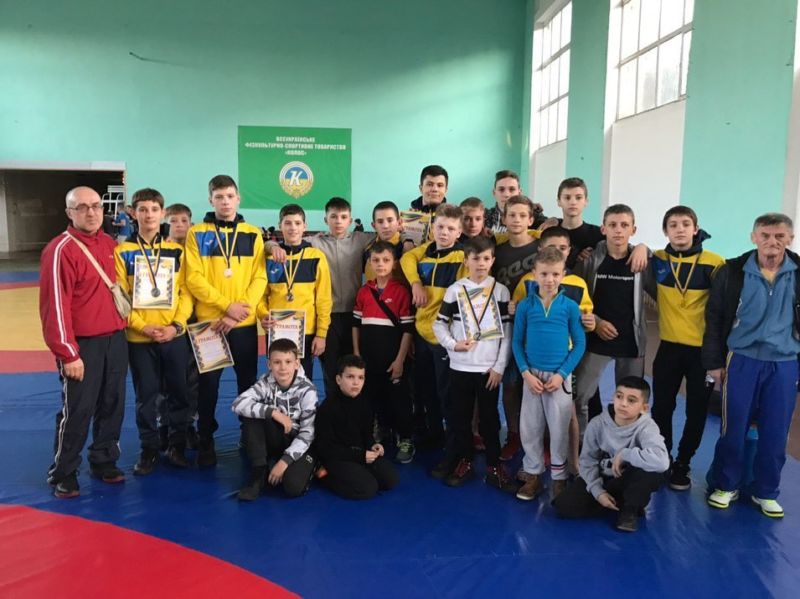 Тернопільські борці здобули золоту і бронзову нагороди на змаганнях серед кадетів у Мукачево (ФОТО)