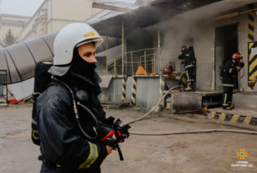 У Тернополі горіло підсобне приміщення центру обробки поштових відправлень «Укрпошти»: евакуювали 52 людей (ФОТО)