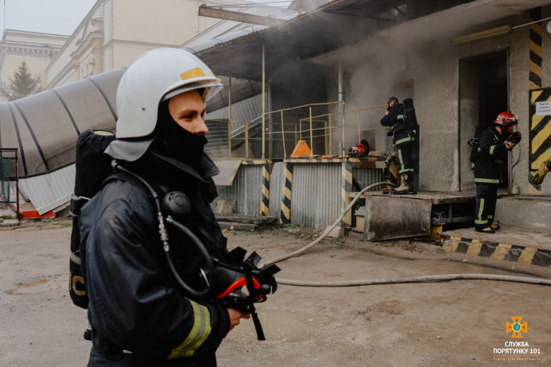 У Тернополі горіло підсобне приміщення центру обробки поштових відправлень «Укрпошти»: евакуювали 52 людей (ФОТО)