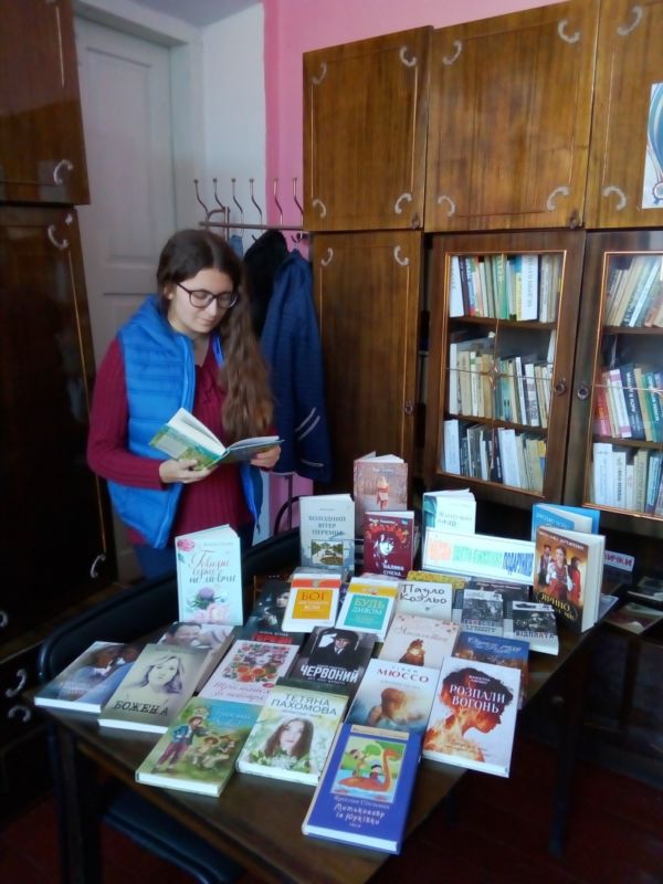 Кременецькій міській бібліотеці для дорослих подарували більше сотні книг (ФОТО)